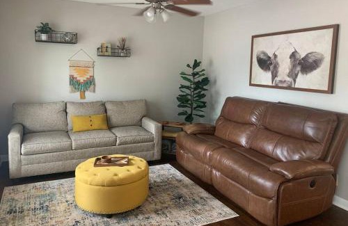 Central Arlington House | *3 blocks from AT&T Stadium* 2 bedroom-sleeps 6