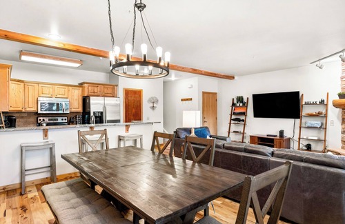 Four O'Clock Condo | 3 blocks to Main, Ski or Hike In/Out