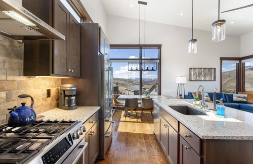 Silverthorne House | 3 BR, 3 Bath Lux Mod Mtn Sngl Fam. Home- Near Skiing! Amenities! Monthlys Avail.