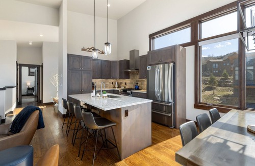 Silverthorne House | 3 BR, 3 Bath Lux Mod Mtn Sngl Fam. Home- Near Skiing! Amenities! Monthlys Avail.