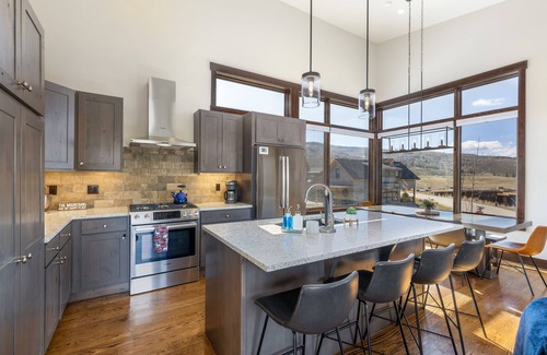 Silverthorne House | 3 BR, 3 Bath Lux Mod Mtn Sngl Fam. Home- Near Skiing! Amenities! Monthlys Avail.