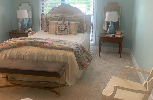 South Bend House | 3 BR/3BA NewTownhouse 1.5 miles from campus, walk to downtown restaurants.