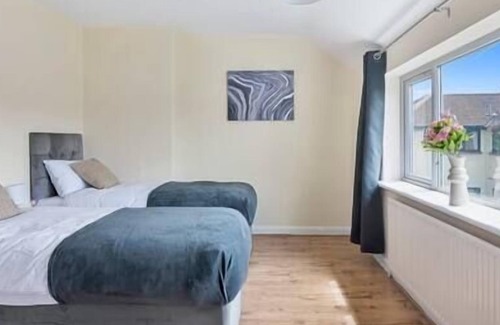 Turkey Street Apartment | 3-BR House with Large Garden Ideal for Comfort & Contractors