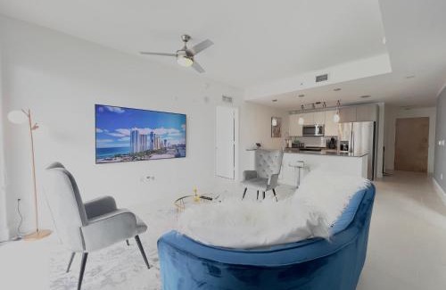 Downtown Miami Apartment | 3 BR Masterpiece! Resort style Luxury! Prime Locale!