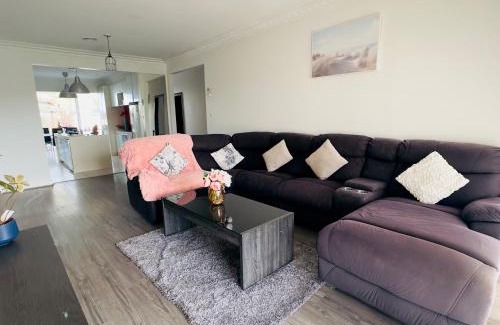 Werribee Villa | 3 BR villa in Werribee near to Werribee CBD