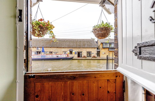 Stoke Bruerne Cottage | 3 CANALSIDE COTTAGES, pet friendly in Roade