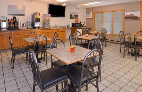 Atlantic Hotel | 3 Comfortable Rooms Near Iowa Western College w/Complimentary Breakfast