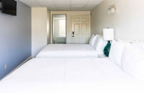 Middletown Hotel | #3 | Comfy Room w/2 queen beds near Easton & Second Beach