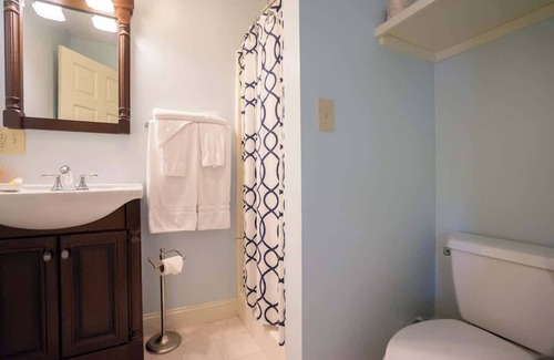 Middletown Hotel | #3 | Comfy Room w/2 queen beds near Easton & Second Beach