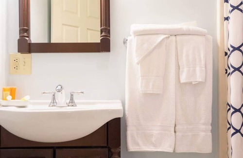 Middletown Hotel | #3 | Comfy Room w/2 queen beds near Easton & Second Beach