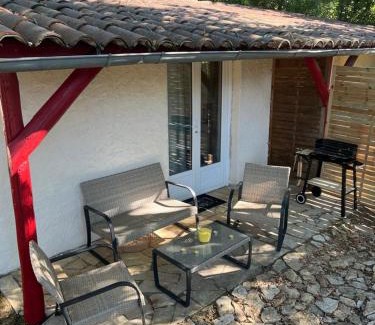 Saint-Aubin-de-Nabirat House | 3-Gîte 4 personnes avec piscine