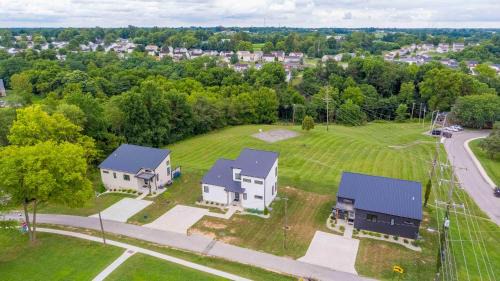 Dry Ridge House | 3 Homes, 3 Hot Tubs, 10BR, 10 Bath, Near Ark!