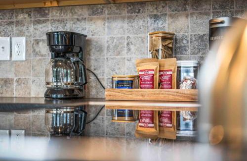 Dry Ridge House | 3 Homes, 3 Hot Tubs, 10BR, 10 Bath, Near Ark!