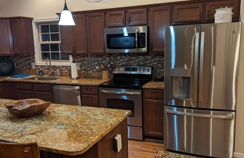 Front Royal Cabin | 3 KING Master Suites ~ Dog Friendly ~ 1 pm Ckout ~ Hiking ~ Firepit ~ VIEWS!