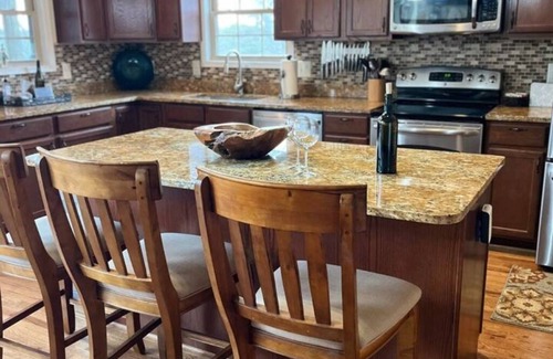Front Royal Cabin | 3 KING Master Suites ~ Dog Friendly ~ 1 pm Ckout ~ Hiking ~ Firepit ~ VIEWS!