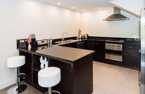 Queenstown Apartment | 3 LEVEL LAKESIDE LUXURY, SPA BATH, INTERNAL GARAGE