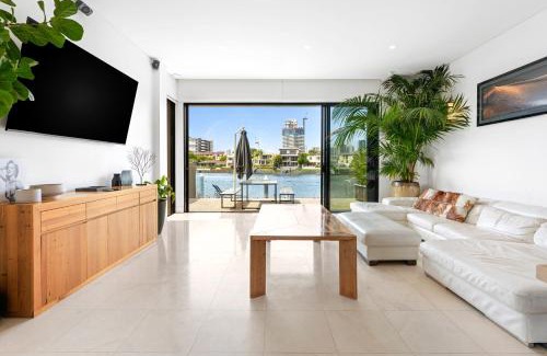 Surfers Paradise Villa | 3 m Luxury Waterfront Villa in Paradise Pets Welcome