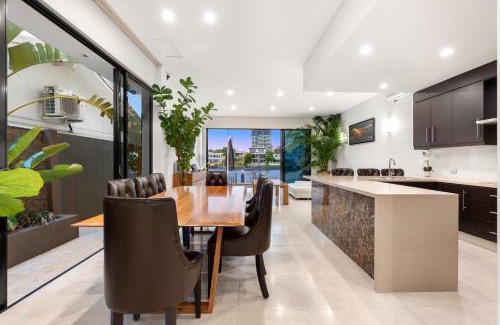 Surfers Paradise Villa | 3 m Luxury Waterfront Villa in Paradise Pets Welcome