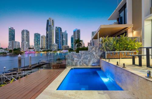 Surfers Paradise Villa | 3 m Luxury Waterfront Villa in Paradise Pets Welcome