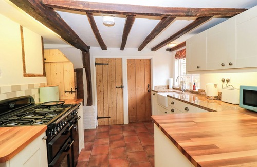 Chawton Cottage | 3 MALTHOUSE COTTAGES, pet friendly, with a garden in Alton, Hampshire