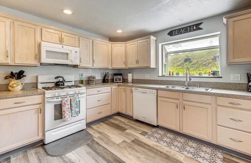 Warrenton House | 3 Mi to Beach: Oregon North Coast Retreat