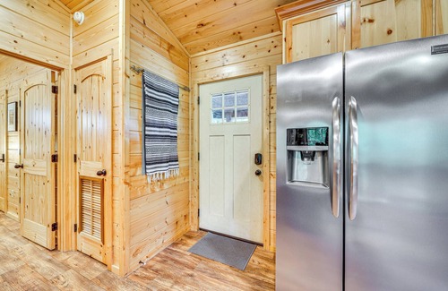 Broken Bow Cottage | 3 Mi to Beavers Bend State Park: Hot Tub Haven!