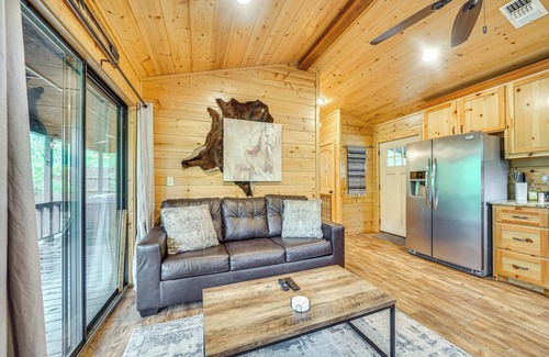 Broken Bow Cottage | 3 Mi to Beavers Bend State Park: Hot Tub Haven!