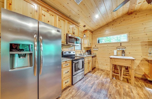 Broken Bow Cottage | 3 Mi to Beavers Bend State Park: Hot Tub Haven!