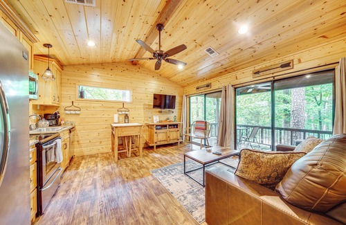 Broken Bow Cottage | 3 Mi to Beavers Bend State Park: Hot Tub Haven!