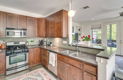 Galindo House | 3 Mi to Dtwn: Centrally Located Austin Townhome