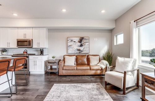 West Colfax House | 3 Mi to Dtwn Denver: Scenic Townhome w/Deck!