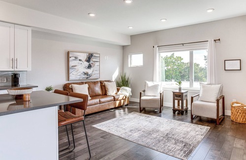 West Colfax House | 3 Mi to Dtwn Denver: Scenic Townhome w/Deck!