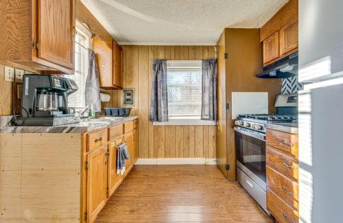 Pine Bluff House | 3 Mi to Lake Saracen Pine Bluff Home with Grill!