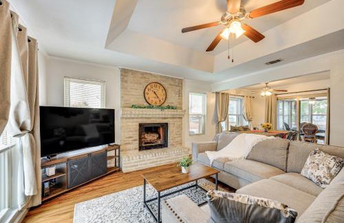 Universal City House | 3 Mi to Randolph AFB Family Home with Poker Table!