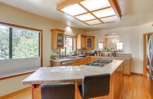 Eureka House | 3 Mi to Sequoia Park Zoo Spacious Home with Sunroom