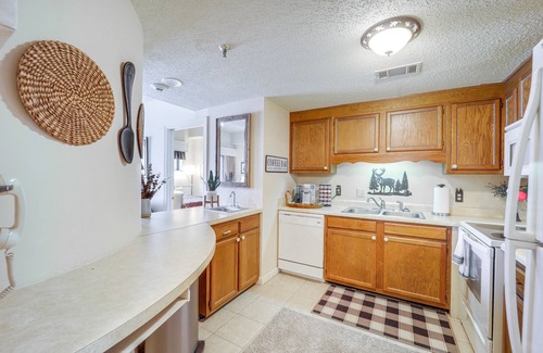 Sugar Mountain Condo | 3 Mi to Sugar Mtn Slopes! Condo w/Hot Tub & Pool