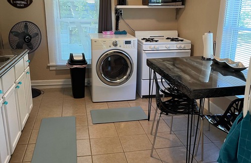 Lansing House | 3 miles 2 MSU, 2 to downtown, 1 to Sparrow hospital,3 blks to hwy, 2 bdrm, pets.