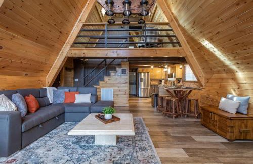 Chalet Village House | 3 Miles to Gsmnp & Dtwn Good Views HotTub A-Frame