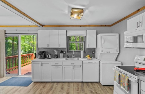 Pocono Lake Cabin | 3 min walk to beach, TV, AC, Firepit, Wi-Fi