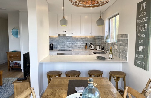 Queenscliff Apartment | 3 mins to beaches, cafes, parks, newly renovated, ocean view, parking & balcony