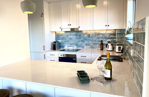 Queenscliff Apartment | 3 mins to beaches, cafes, parks, newly renovated, ocean view, parking & balcony