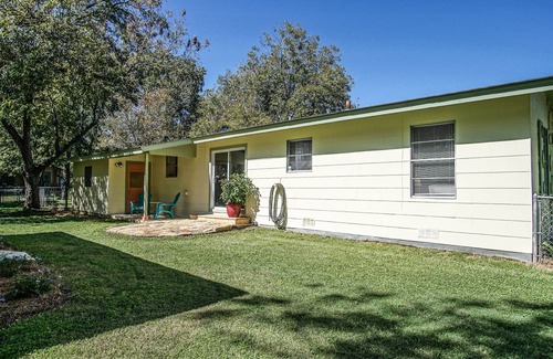 Cibolo House | 3 minute walk to main street, Cibolo Texas. Shopping, dancing and dining nearby.