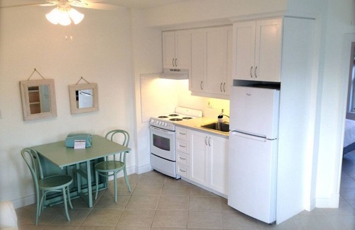 Grace Bay Condo | 3 minutes to the beach! 1 Bedroom Condo near shopping and Dining
