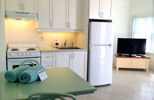 Grace Bay Condo | 3 minutes to the beach! 1 Bedroom Condo near shopping and Dining
