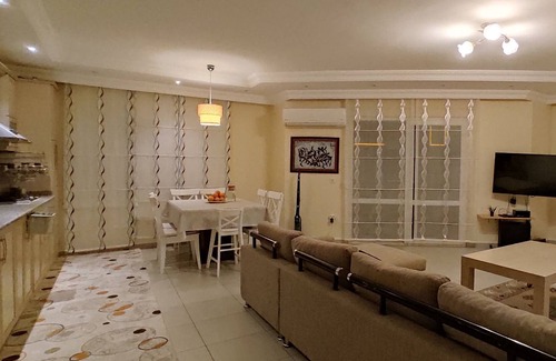 Tosmur Belediyesi Apartment | 3 minutes to the beach! Spacious and silent suite with pool.