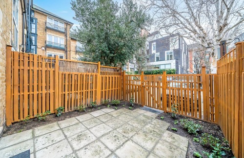 Tower Hill House | 3 minutes walk to Tower Bridge renovated 2 Bedrooms house with parking & garden
