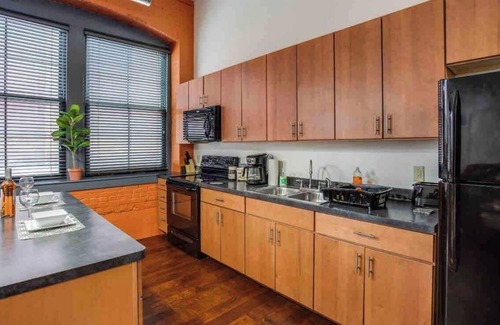 Rochester Apartment | 🌆³ Modern Loft Style on Monroe by Dwtn & Park ave