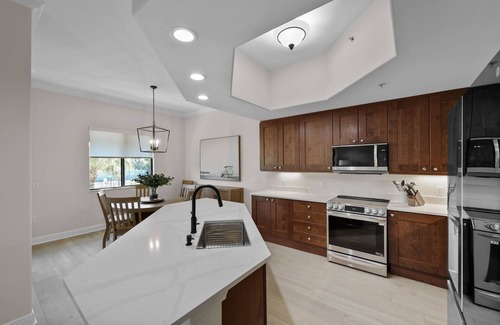 Naples Cottage | 3 Pools, lazy river, walk to 5th ave restaurants!