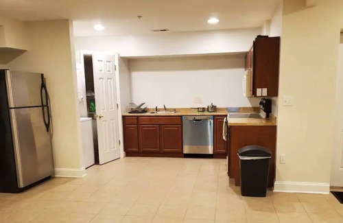 Fairland Apartment | 3 Queen beds, Private entry, Kitchen/bath