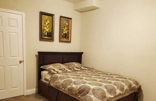 Fairland Apartment | 3 Queen beds, Private entry, Kitchen/bath